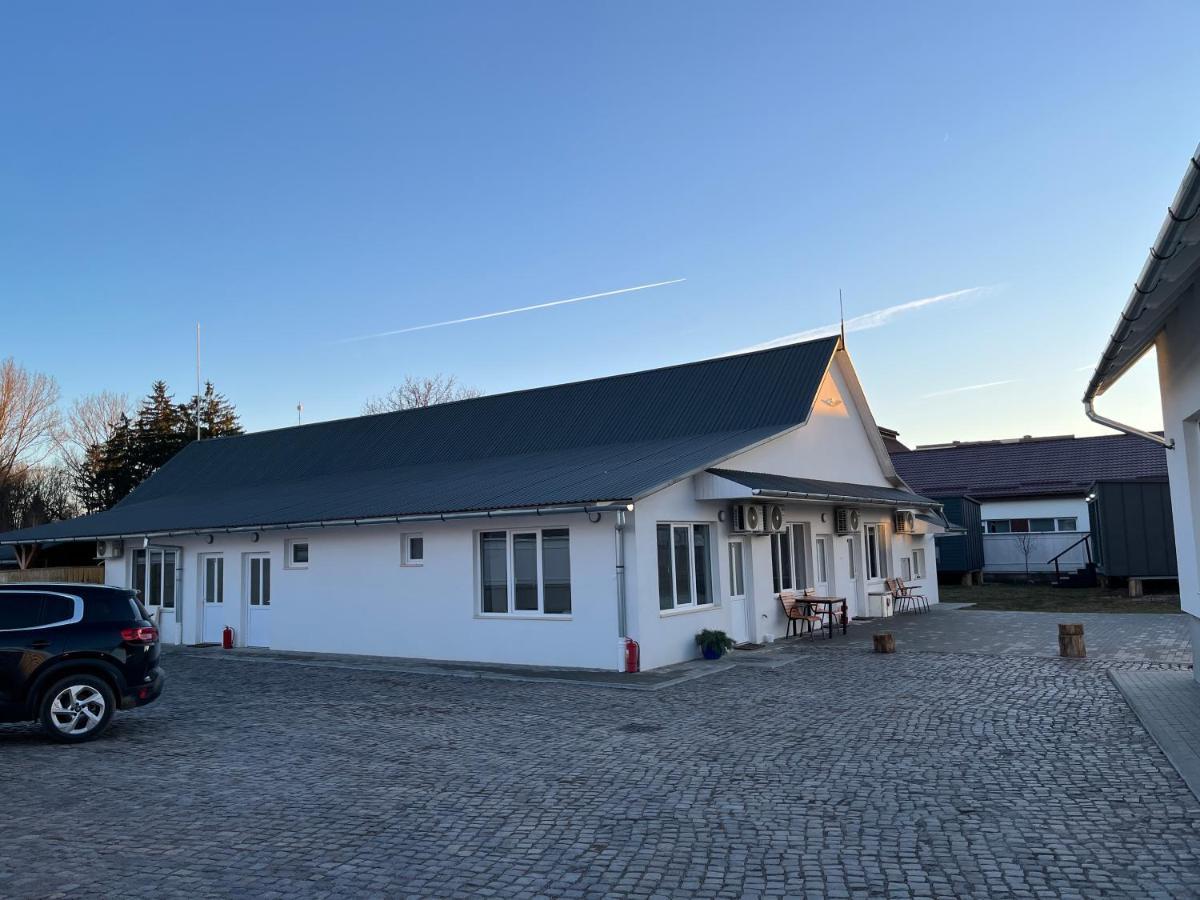 Pixel Guesthouse Tirgu Secuiesc Exterior photo